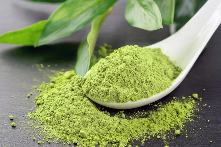 matcha-powder-in-white-ceramic-spoon